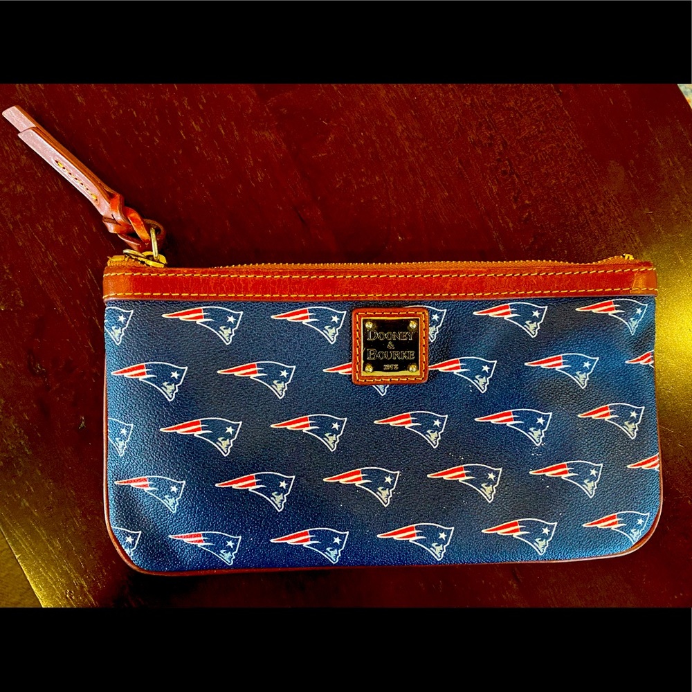 Dooney & Bourke 1975 clutch New England Patriots